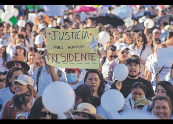 Vestidos de blanco, cientos marchan en Chilpancingo para exigir justicia por asesinato de alcalde; piden paz en Guerrero