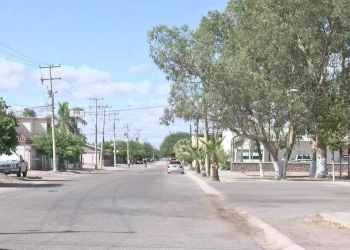 Hombre Irrumpe en la Casa de una Joven y Se Desnuda