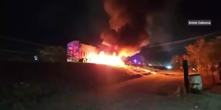 Muerte Accidente Deja a Hombre Muerto y a Tráiler Incendiado en Caborca