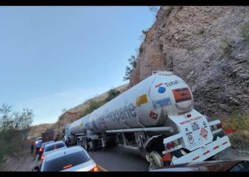 Volcaduras de unidades pesadas en carretera de Sonora afecta traslado de pacientes a hospitales