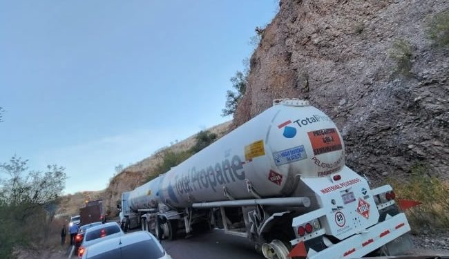 Volcaduras de unidades pesadas en carretera de Sonora afecta traslado de pacientes a hospitales