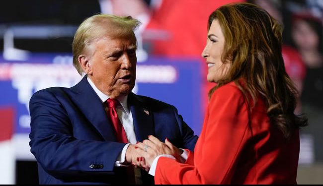 Donald Trump intenta apagar el incendio: “Nadie ama más a los puertorriqueños que yo”