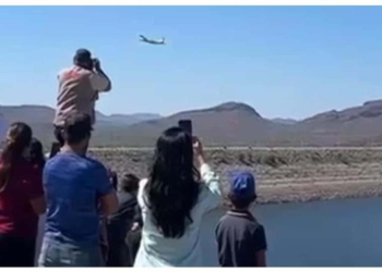 Rezan por agua en Sonora: avioneta pasea a un santo sobre la presa Oviáchic