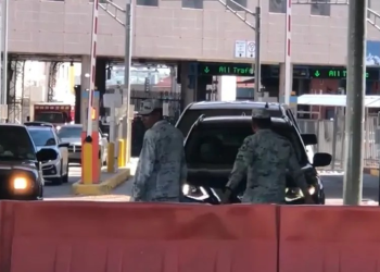 Detienen en la aduana de Nogales a 3 personas con más de 640 mil pesos sin declarar