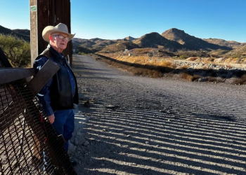 Rancheros en la “puerta” de un muro fronterizo incompleto confían en que Trump lo termine