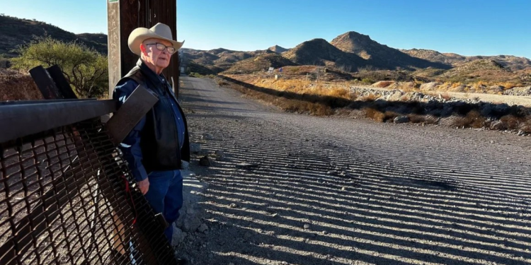 Rancheros en la “puerta” de un muro fronterizo incompleto confían en que Trump lo termine