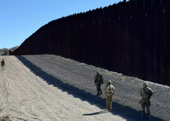 Las milicias afines a Trump intensifican la actividad en la frontera con México y acosan a los trabajadores humanitarios
