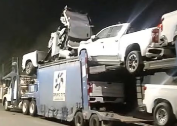 Tráiler nodriza choca contra puente en Hermosillo; cuatro vehículos destrozados