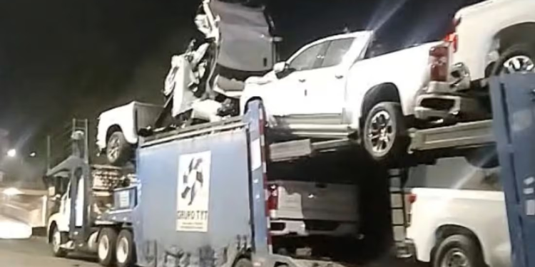 Tráiler nodriza choca contra puente en Hermosillo; cuatro vehículos destrozados