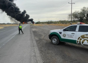 Camión cisterna con combustible se quema en medio de la carretera internacional México