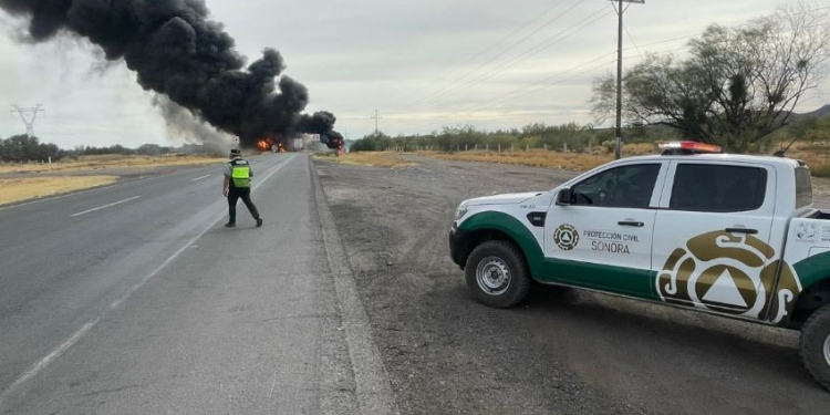Camión cisterna con combustible se quema en medio de la carretera internacional México