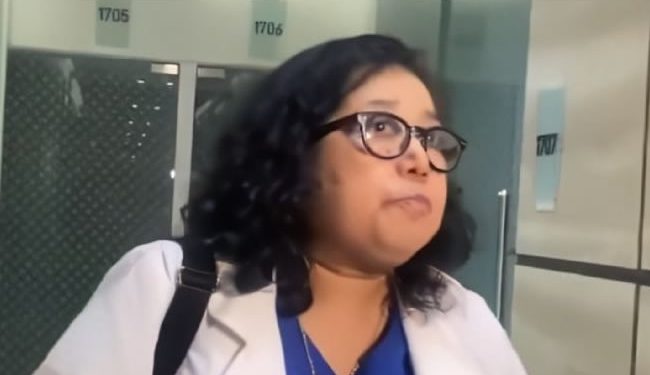 Marilyn Cote dice contar con títulos para ejercer la psiquiatría; sigue dando consulta