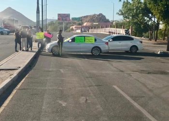 Familiares de joven de 16 desaparecido realizan bloqueo frente a la FGJE
