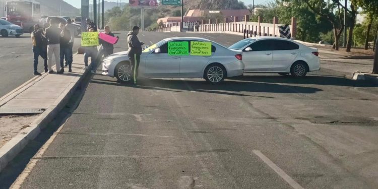 Familiares de joven de 16 desaparecido realizan bloqueo frente a la FGJE