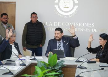 Aprueban en comisión renuncia de regidora de Carbó