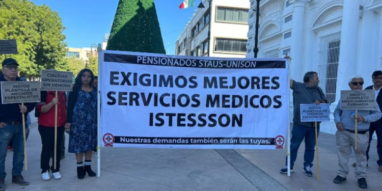 Derechohabientes de ISSSTESON protestan por fondo de pensiones