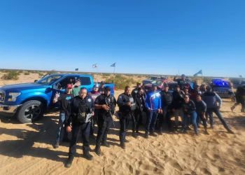 Rescatan a cinco travesilleros perdidos en el desierto de Altar; se quedaron varados porque se descompusieron sus autos