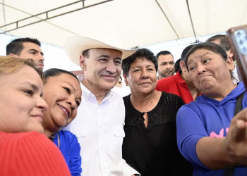 Alfonso Durazo entregó 400 escrituras a familias de Navojoa