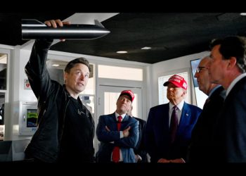 Elon Musk le enseña su cohete a Donald Trump