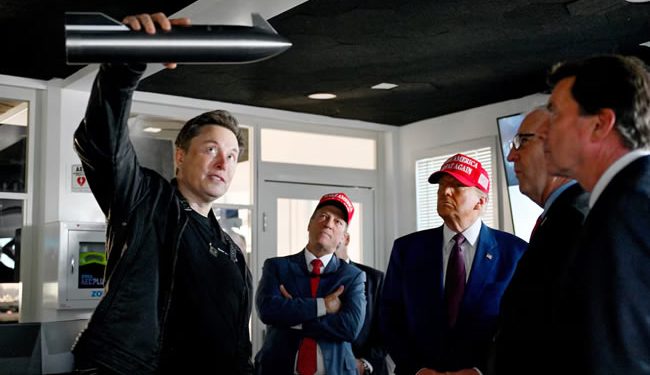 Elon Musk le enseña su cohete a Donald Trump
