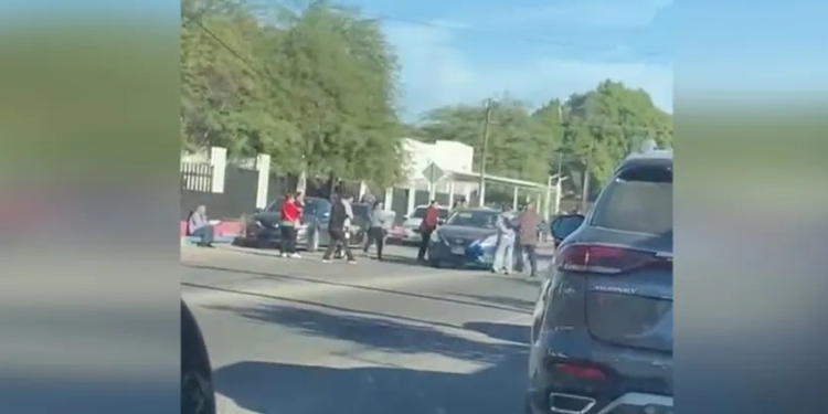 Conductor Embistió a Manifestantes de Escuela Primaria sin Energía Eléctrica