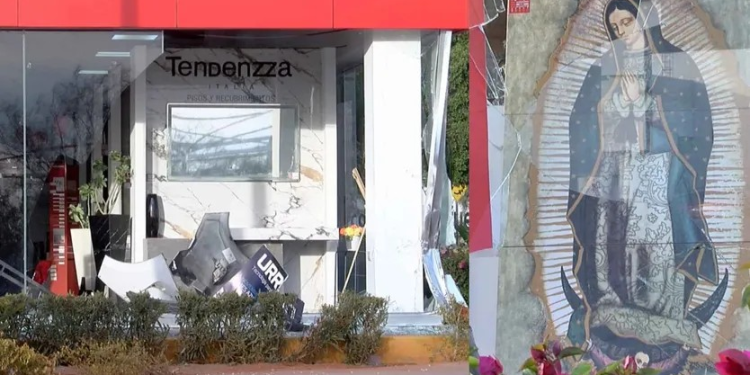 Virgen de Guadalupe Intacta Tras Estrellarse Vehículo en un Negocio de Azulejos