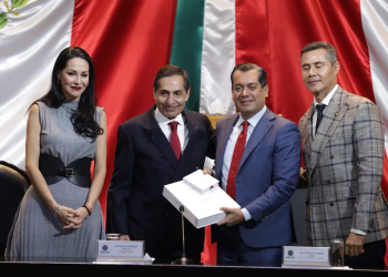 Hacienda entrega Paquete Económico en la Cámara de Diputados; prevé ingresos por 8 billones y déficit de 3.9%