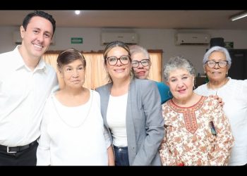 Fernando Rojo titular de SEDESSON entrega recursos de diversos programas sociales que benefician a adultos mayores y estudiantes
