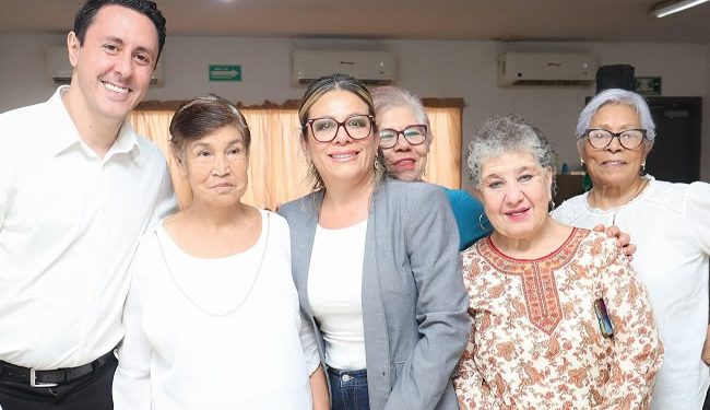 Fernando Rojo titular de SEDESSON entrega recursos de diversos programas sociales que benefician a adultos mayores y estudiantes