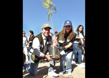 Llevan Toño Astiazarán y Patty Ruibal Hermosillo Crece Verde a La Cholla, con mega reforestación