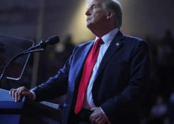 Trump amenaza a Sheinbaum con aranceles del 25% a México si no para “embestida” de criminales