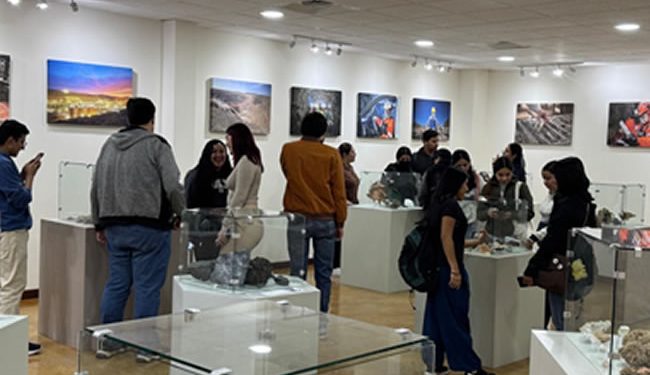 Visitan estudiantes de la Unison Museo de Minerales