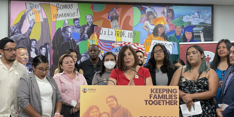 Grupos de migrantes de Arizona, en alerta por nuevo gobierno de Trump y nueva ley estatal