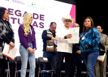 Alfonso Durazo entregó 500 títulos de propiedad en Agua Prieta, Sonora