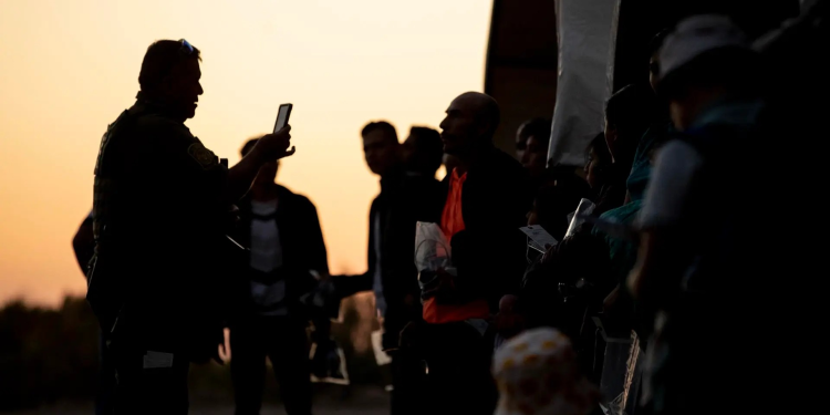 Arizona aprueba una severa ley que criminaliza a migrantes