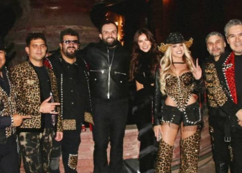 Festeja Carín León a sus trabajadores regalando un auto