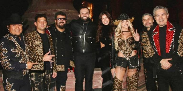 Festeja Carín León a sus trabajadores regalando un auto