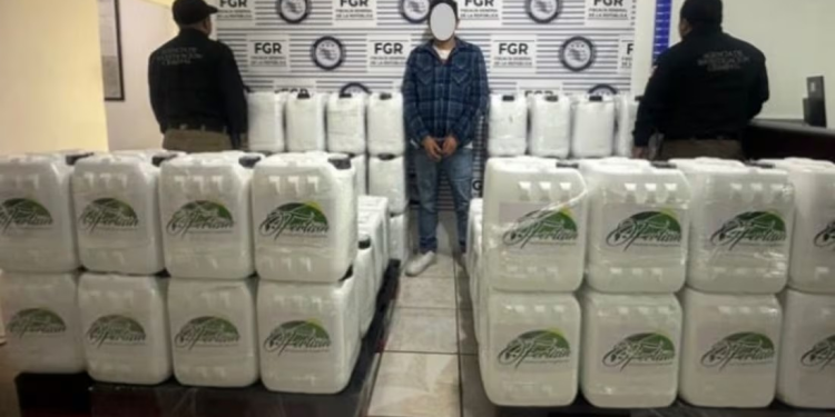 Aseguran en Sonora más de mil 200 litros de metanfetamina con un valor superior a los 7 mdp; el chofer está detenido