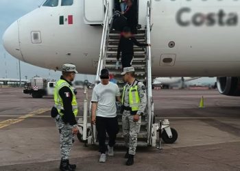 Un avión aterriza de emergencia en México, después de que un pasajero tratara de secuestrarlo y llevarlo a EE UU