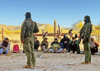 Sortean peligros en AL; ahora, a cazamigrantes; milicias vigilan valla fronteriza