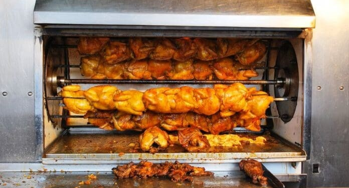 Mujer se viraliza tras salir corriendo a comprar un pollo rostizado al recibir su aguinaldo en Sonora