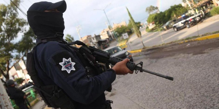 Detienen a 21 presuntos criminales en posesión de armas y drogas en Sonora