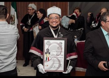 Recibe docente de la UES doctorado honoris causa por sus méritos académicos