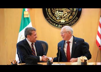 Ken Salazar se despide de diputados mexicanos; Ricardo Monreal reconoce su labor en México