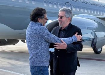 Gustavo Petro está en México, fue recibido por el canciller, se reunirá con Claudia Sheinbaum