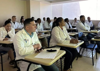 Una enfermera cuestiona la falta de médicos cubanos en zonas alejadas cuando anuncian la llegada de 96