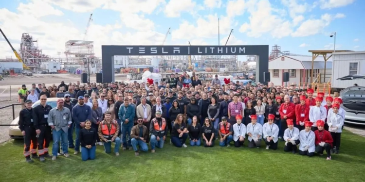 Tesla pone en funcionamiento su planta de refinación de litio en Texas, convirtiéndose en la primera empresa automotriz de América del Norte en procesar litio por sí misma