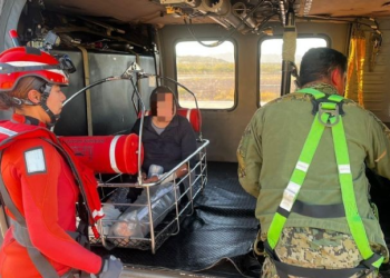 Personal especializado rescata a mujer que cayó en un cerro