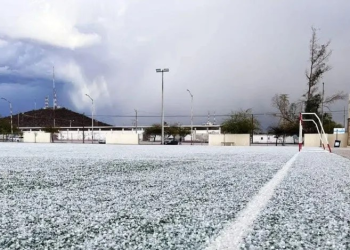 Caborca se Pinta de Blanco por Caída de Agua Nieve; Recomiendan Tomar Precauciones