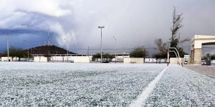Caborca se Pinta de Blanco por Caída de Agua Nieve; Recomiendan Tomar Precauciones